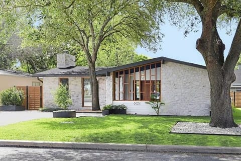 Minutes from Main St/Hot Tub/Private Yard