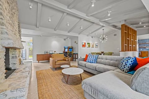 Minutes from Main St/Hot Tub/Private Yard