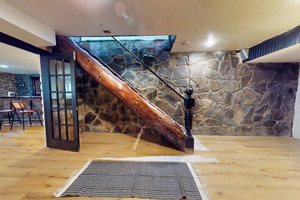 spacious-home-on-5-acres-2-hrs-to-nyc/