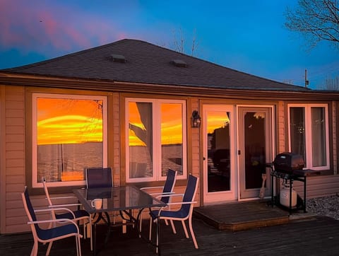 Erie Breeze Cottage - Cozy Lakefront Living!