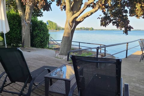 lounges with water view