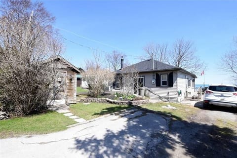 Erie Breeze Cottage - Cozy Lakefront Living!