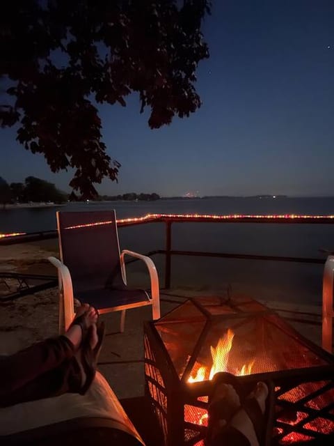 Erie Breeze Cottage - Cozy Lakefront Living!