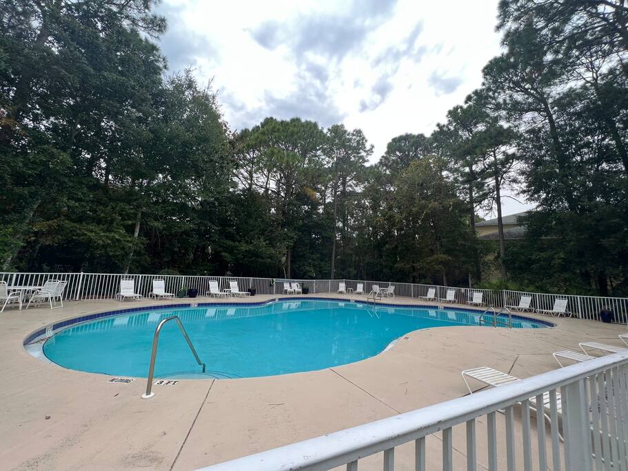 free access to pool on site