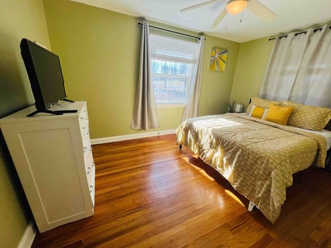 Cozy bungalow in heart of downtown Fuquay-Varina
