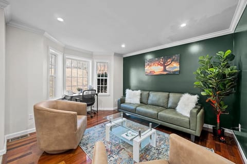 Spacious 6BR Villa Sleeps 16 Near NYC