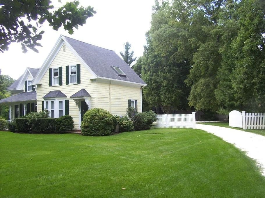 Charming Family-Friendly, 3+ Bedroom, Farmhouse - Orleans