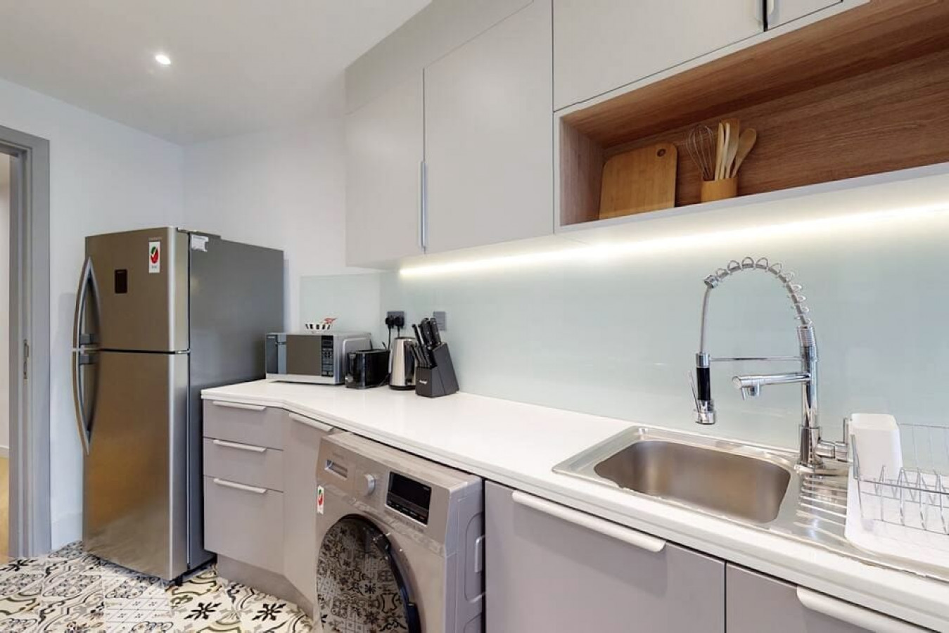 trendy-and-large-studio-jlt/