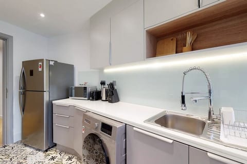 Trendy & Large - Studio - JLT