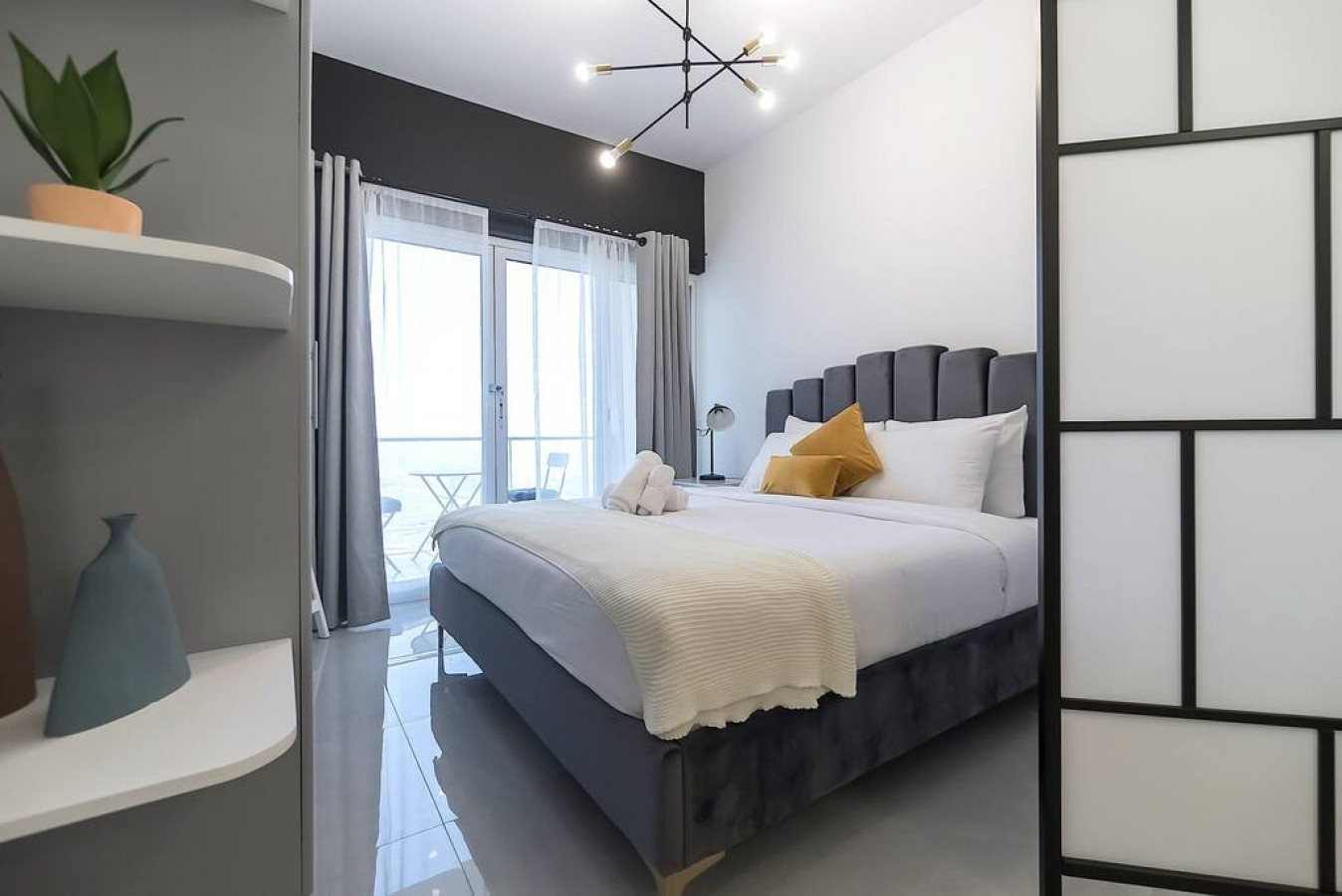 classy-and-bright-studio-jlt/