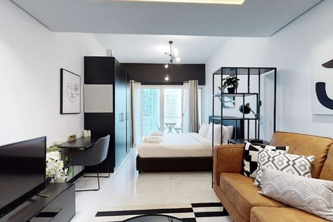 Earthy & Sharp - Studio - JLT