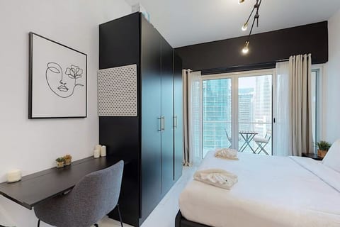 Earthy & Sharp - Studio - JLT