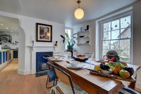 3 bed Georgian Townhouse close to Tunnel Beaches