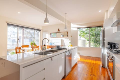 Mod 1 Bed 100m Beach Walk to Town Free WIFI/Foxtel