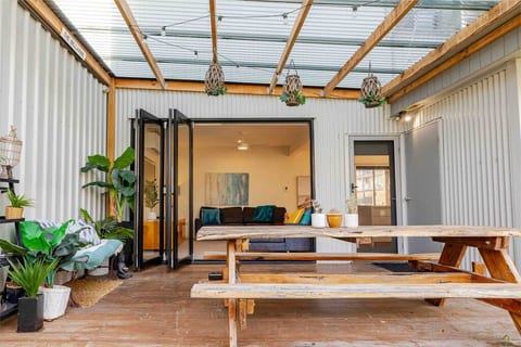 Mod 1 Bed 100m Beach Walk to Town Free WIFI/Foxtel