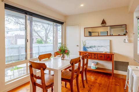 Mod 1 Bed 100m Beach Walk to Town Free WIFI/Foxtel