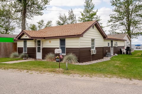 Large cabin with lake and beach access image 2