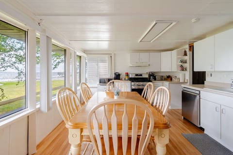 Large cabin with lake and beach access image 3