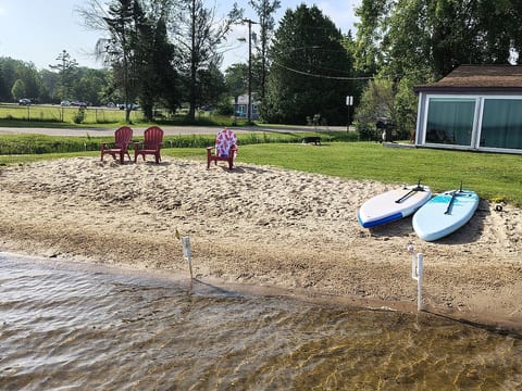 Large cabin with lake and beach access image 5