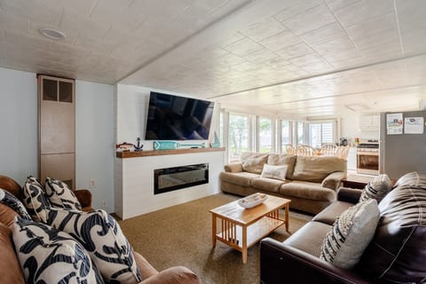 Large cabin with lake and beach access image 1