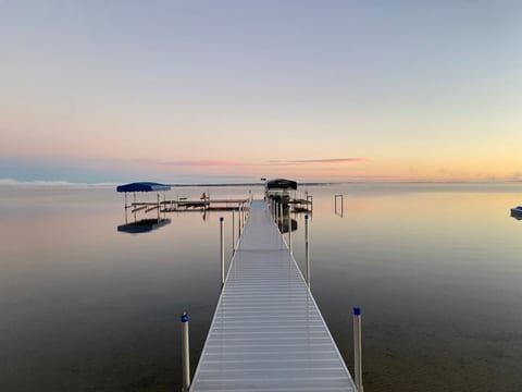 Large cabin with lake and beach access image 4