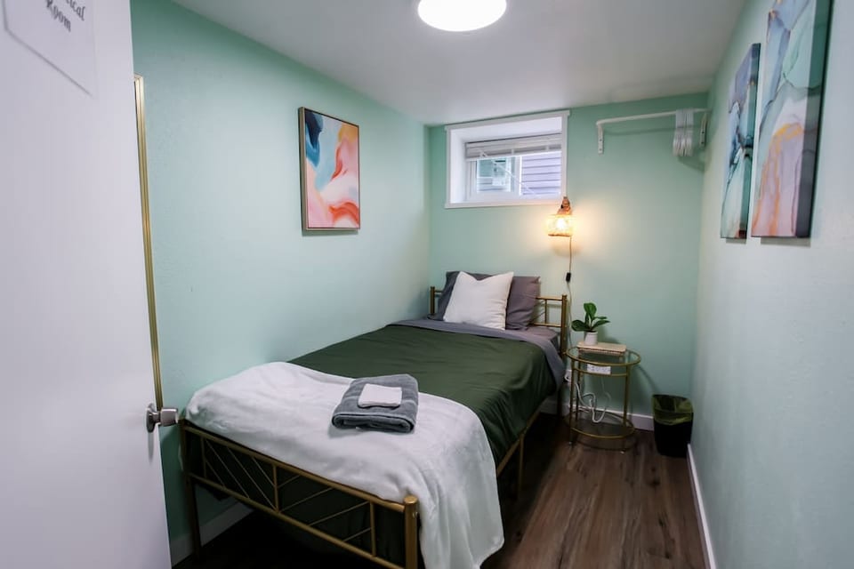The Nautical Room in The University District - Seattle