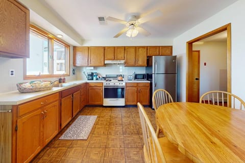 Beach retreat on 2nd floor - "Bayshore Breeze"