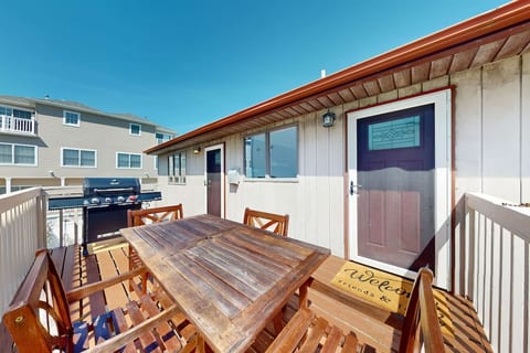 Beach retreat on 2nd floor - "Bayshore Breeze"