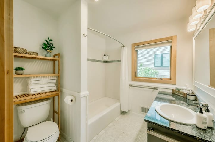 Koselig Cottage on Medicine Lake - Minneapolis