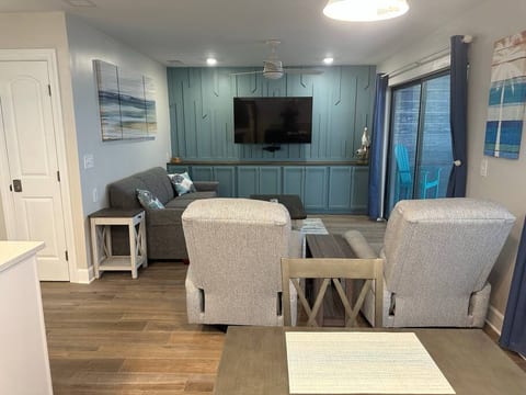 Top Floor, Just Steps to Ocean 2B,2B Great Views