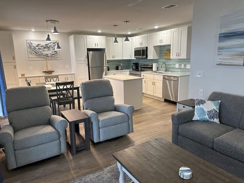 Top Floor, Just Steps to Ocean 2B,2B Great Views