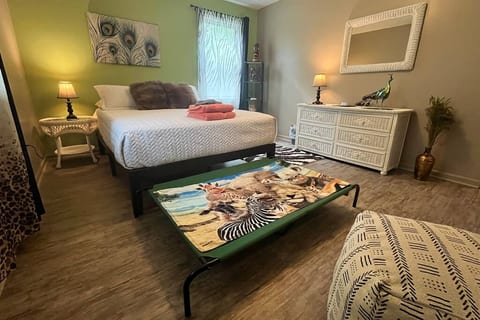 The peacock room includes a full-length mirror, a sound machine, a nightlight, clothes hangers, a luggage rack, a hamper, and plenty of storage for your belongings.
An extra large pet cot is available when booking with pets.