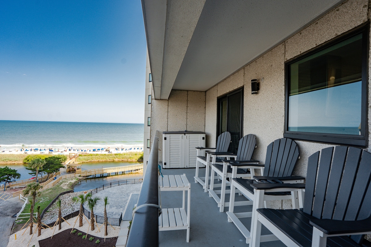 Unwind on our ocean view balcony, sinking into the comfort of our comfortable plywood chairs, while enjoying your favorite drink.
