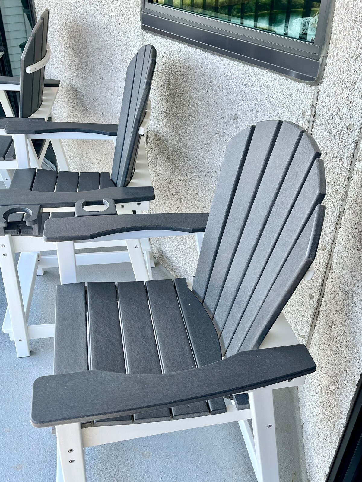 Unwind on our ocean-view balcony, sinking into the comfort of our plush plywood chairs, while enjoying your favorite drink. Immerse yourself in the breathtaking views of the rolling waves.