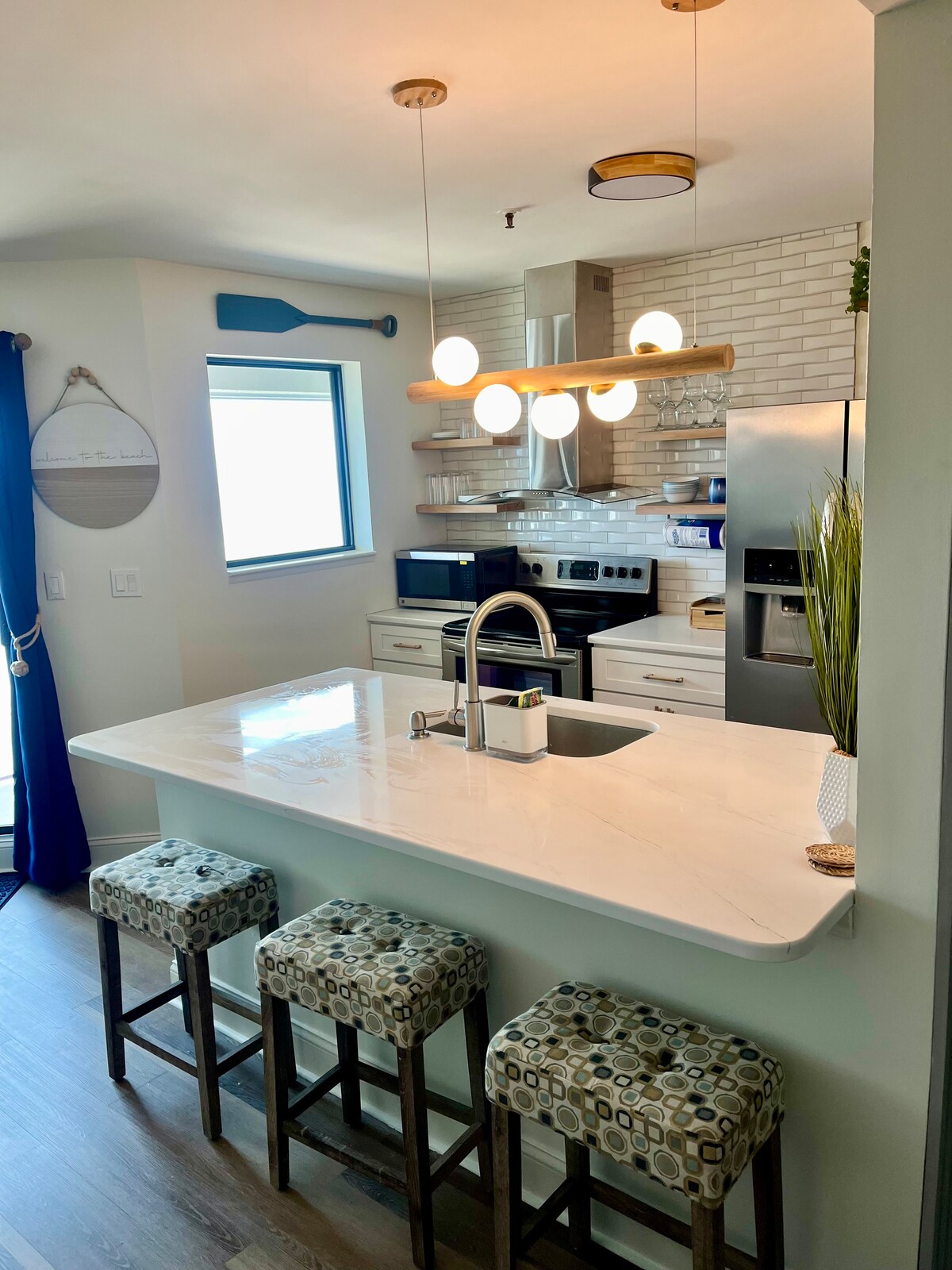 The fully equipped kitchen, featuring a beautiful view of the beach.