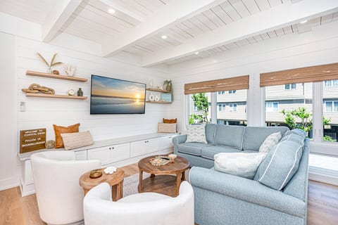 Stylish coastal living room to relax in after a day at the beach!