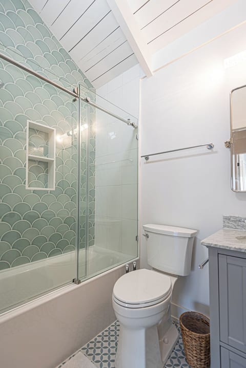 Shared full bathroom for both bedrooms on the 3rd floor.