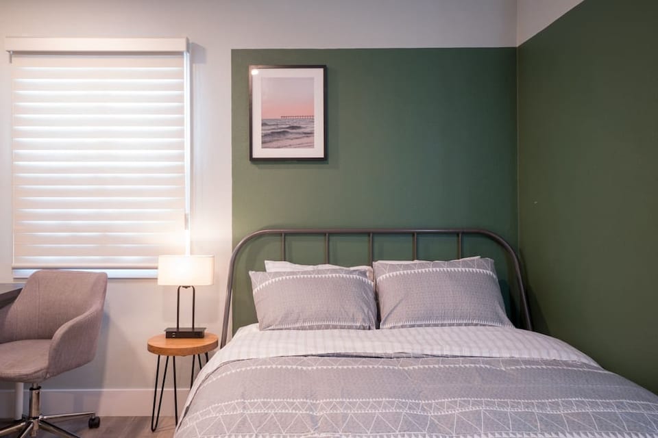 Your own private studio with queen bed. The studio comes with a full kitchenette and a full private bathroom.