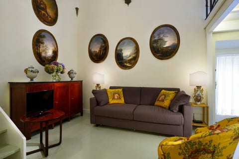 Living Room with queen size sofa/bed.