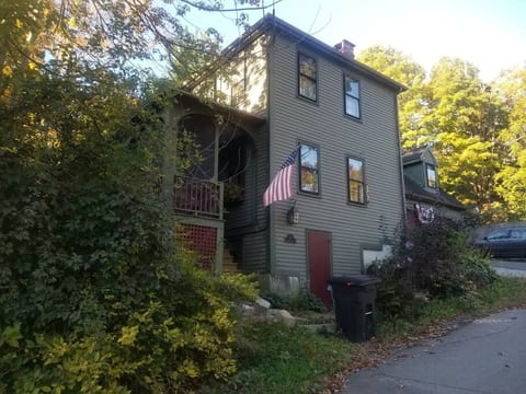Street view of Widow Avery House