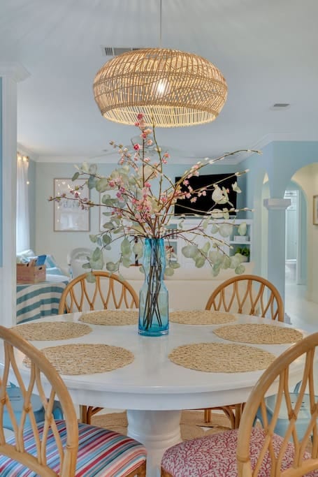Charming 3BR / 2 bath beach bungalow with hot tub