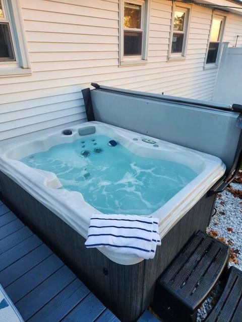 Dive into relaxation in our 4-person hot tub! Perfect for couples or friends, soak under the stars and melt your stress away in bubbling warmth.