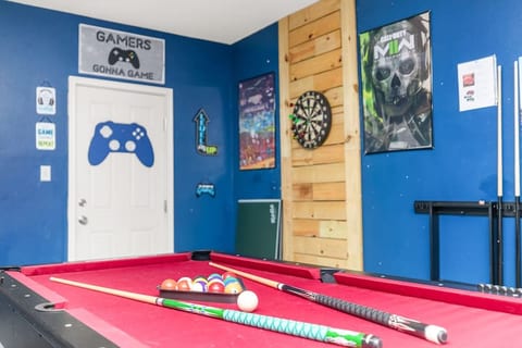The Deep Blue Dive-sleeps 16, 10 mins to Beach