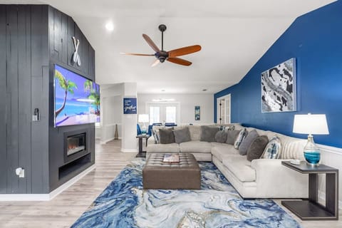 The Deep Blue Dive-sleeps 16, 10 mins to Beach