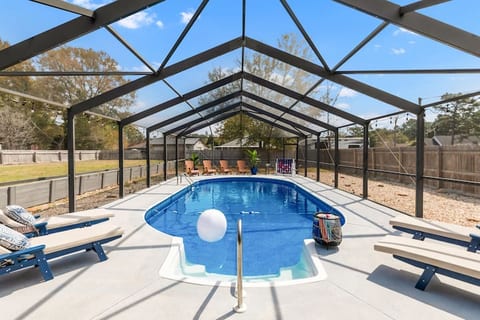 The Deep Blue Dive-sleeps 16, 10 mins to Beach