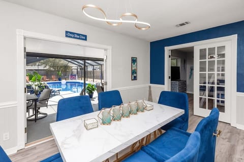 The Deep Blue Dive-sleeps 16, 10 mins to Beach
