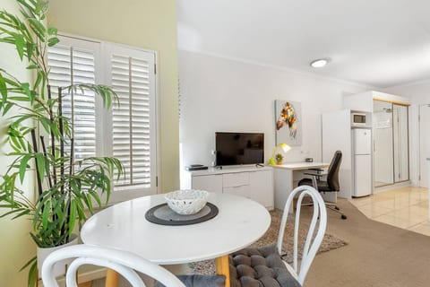 Tropical Oasis Studio
@ Ramada
Wi-Fi, Kitchenette