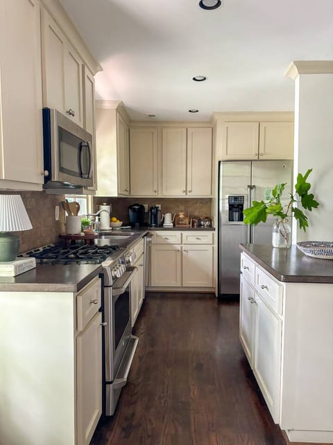 Homewood 2 bedroom w/King Bed: Walk to restaurants
