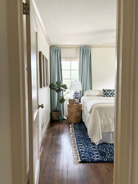 Homewood 2 bedroom w/King Bed: Walk to restaurants