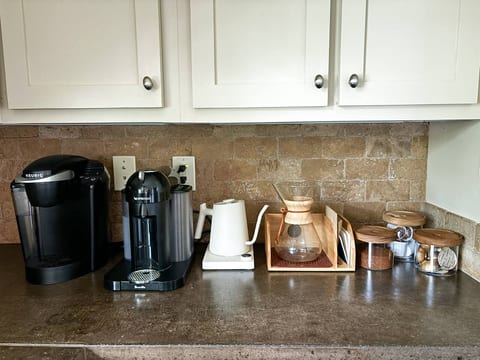 Homewood 2 bedroom w/King Bed: Walk to restaurants